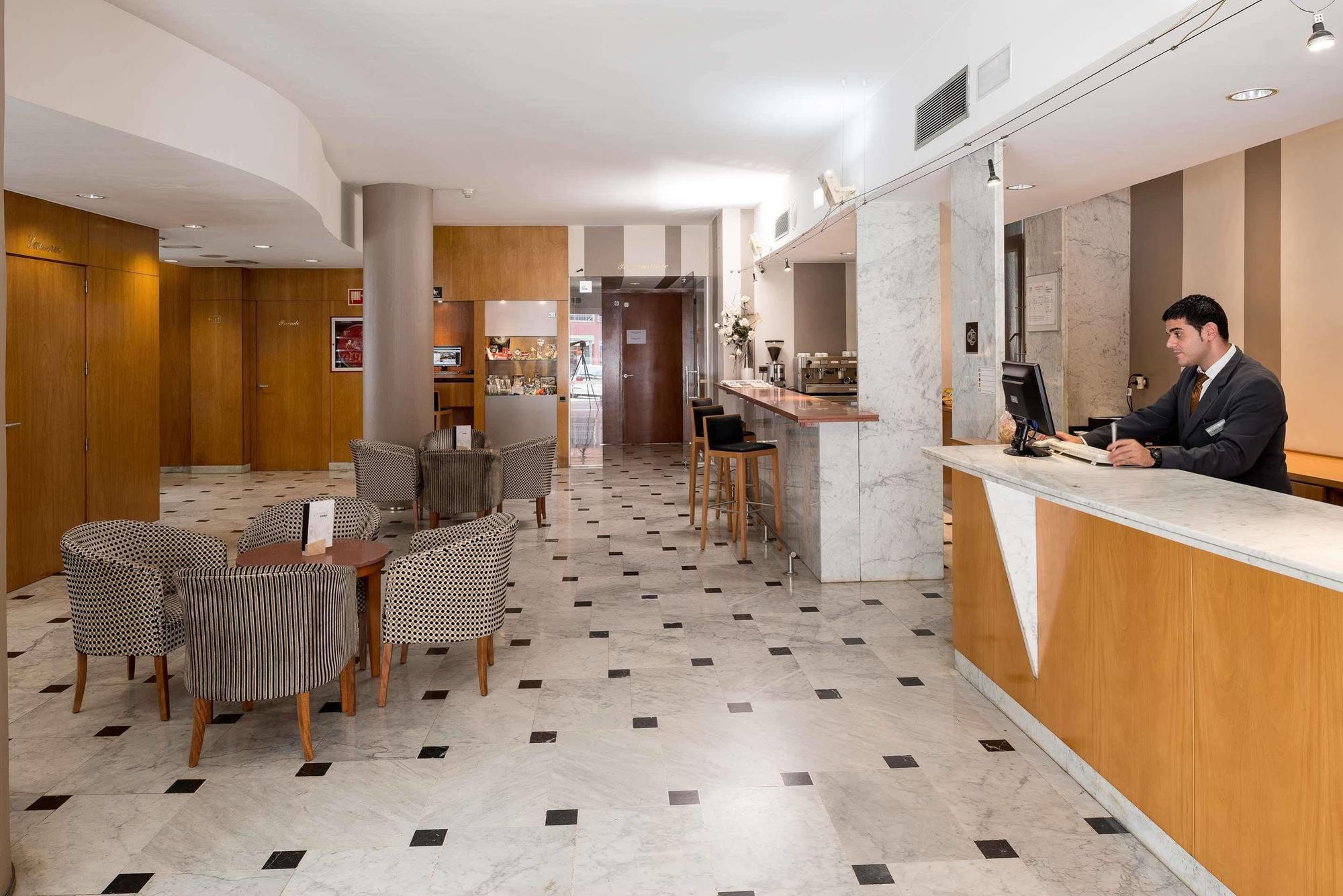 โรงแรมแคททาโลเนียบริสโตร ซานอันเดรส เด ลาบาร์กา ภายนอก รูปภาพ